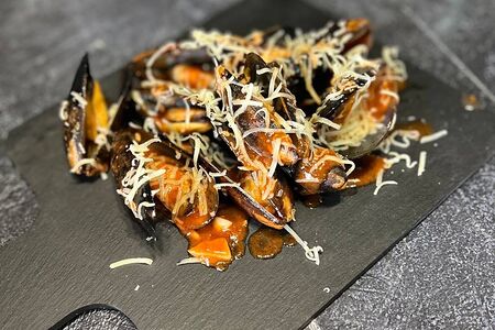 Мидии в раковине в соусе том ям