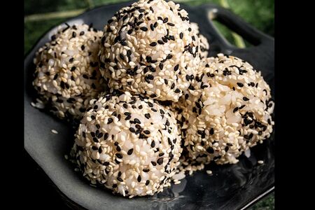 Рисовые шарики в кунжуте