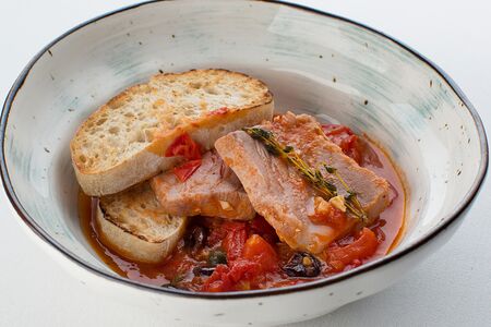 Подкопченное гуацетто из тунца с таджасскими оливками