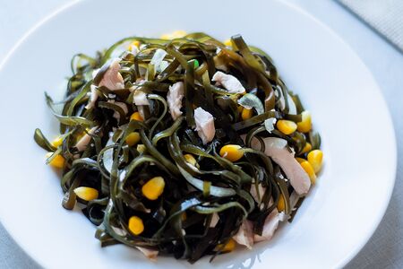 Салат морская капуста с копченой курицей