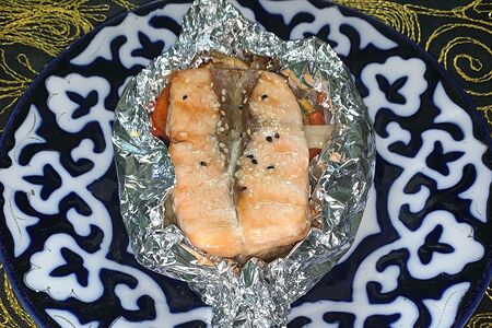Семга, запеченная с овощами в фольге