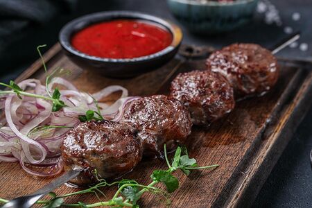 Гриль-фарш с овощами и сыром в сетке из баранины