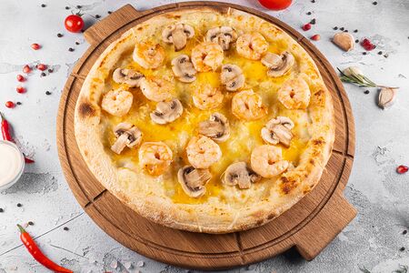 Пицца с креветками