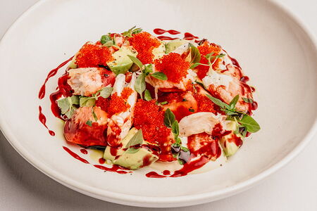 Салат с крабом, томатами и авокадо