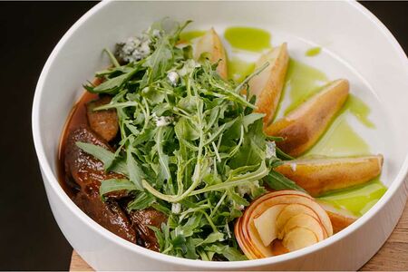 Салат из утки в апельсиновом хуасине с карамелизированной грушей и сыром дор-блю