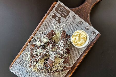 Гренки с сыром и чесночным соусом