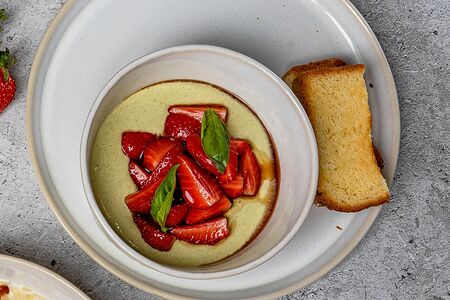 Клубника с молодым сыром и эстрагоном