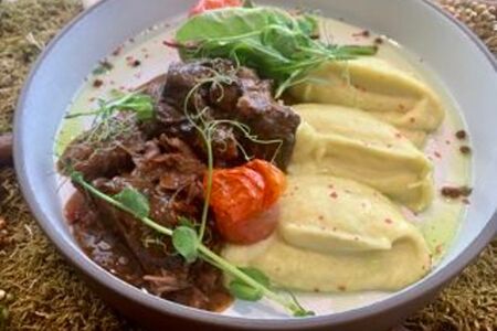 Фермерские говяжьи щечки с пюре из кабачка и картофеля