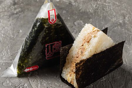 Онигири с тунцом