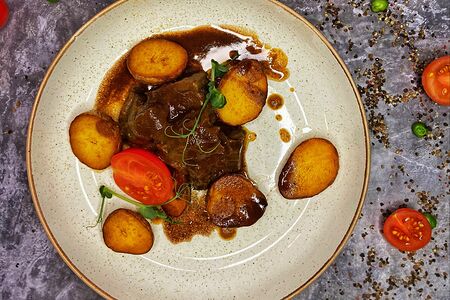 Говяжьи щечки с золотистым картофелем