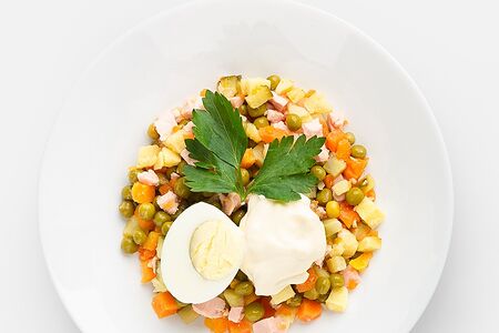 Салат Оливье с колбасой