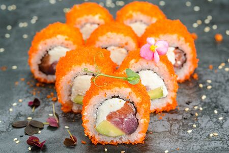 Калифорния с лососем, тунцом, сыром и авокадо