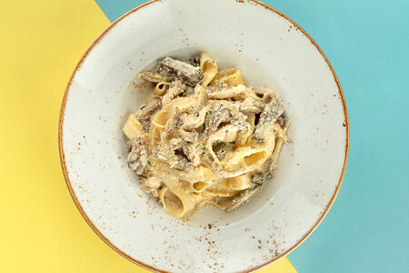Паста с говяжьей щекой и вешенками в сливочном соусе