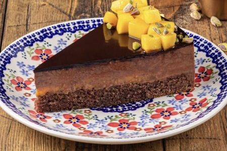 Шоколадный торт с манго и бананом