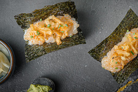 Ролл с гребешком, соус груша-пармезан, трюфель