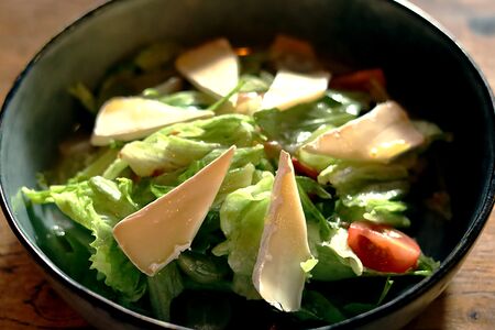 Салат с винoградом и сыром бри