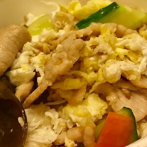 Свинина c яйцом и грибами