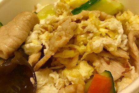 Свинина c яйцом и грибами