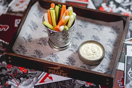 Овощные палочки с соусом тартар