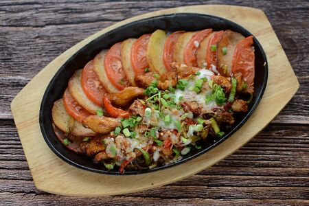 Курица на сковороде