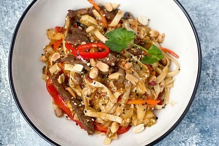 Удон со свининой, ананасами, овощами, арахисом, яйцом и кисло-сладким соусом