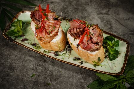 Брускетты с беконом