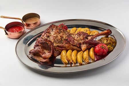 Лопатка ягненка запечённая в соли с соусом Арабьята и Демиглас