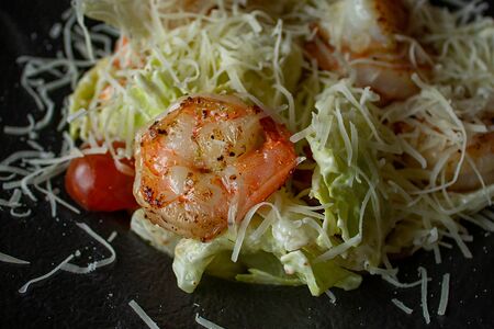 Салат Цезарь с креветками