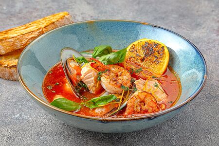 Буйабес суп морепродуктами и хрустящим белым хлебом