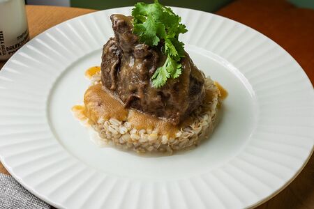 Говяжьи щечки с перловкой