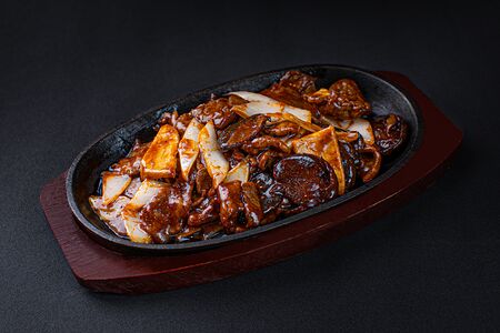 Говядина в соусе хойсин на горячей сковородке