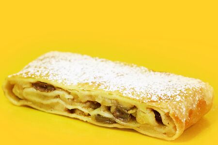 Рулетик с яблоком и корицей