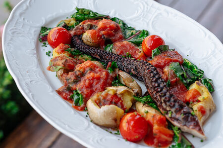 Осьминог с мятым картофелем и свекольной ботвой