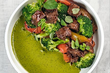 Говяжьи щечки с овощами