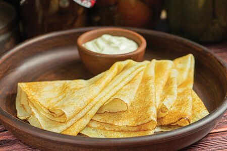 Тонкие блинчики со сметаной