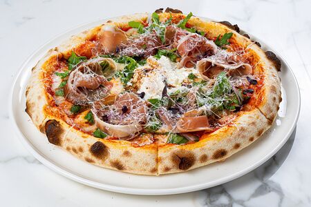 Пицца с Пармской ветчиной, страчателлой, пармезаном и томатным соусом