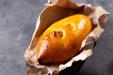 Пирожок печеный с капустой