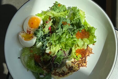 Оладушек из цукини с фермерской сметанкой и красной икрой