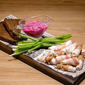 Сало с хреном и хлебом