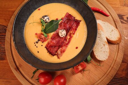 Тыквенный крем-суп с беконом и творожным сыром