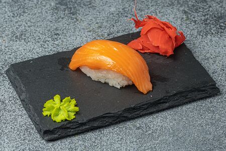 Суши с лососем