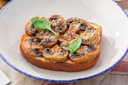 Тост с жареными грибами и трюфельным кремом