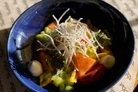 Салат из лосося слабой соли и свежих овощей