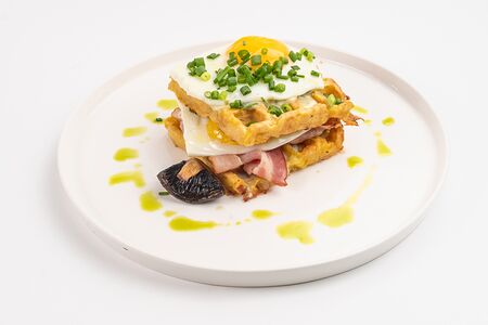 Картофельная вафля с беконом и соусом блю чиз