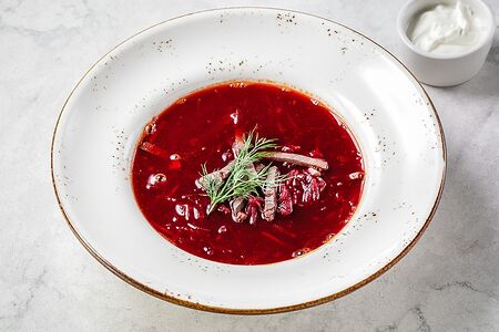 Борщ с салом и сметаной