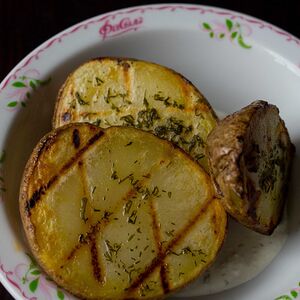 Картофель запечённый с чесночным соусом