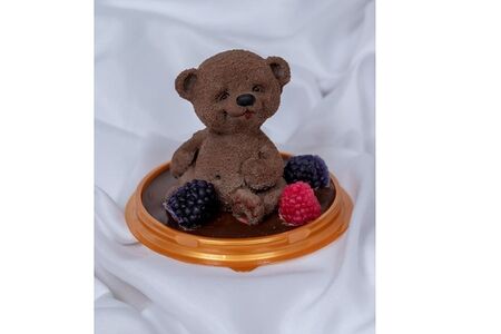 Мишка с мармеладными ягодами