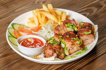 Шашлык со cвинoй шейкой и картофель фри