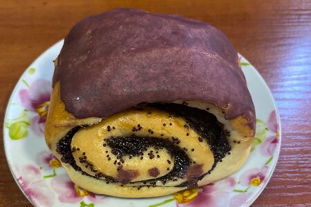 Улиточка с маком глазированная