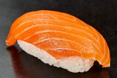 Суши с лососем